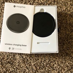 Morphine charging base with everything included.